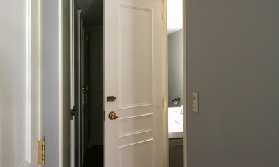 ドアは白塗装で統一｜K邸