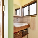 a邸・リビングをベストポジションにして、すがすがしく、片付けやすく・・・。の写真 ２階 洗面スペース