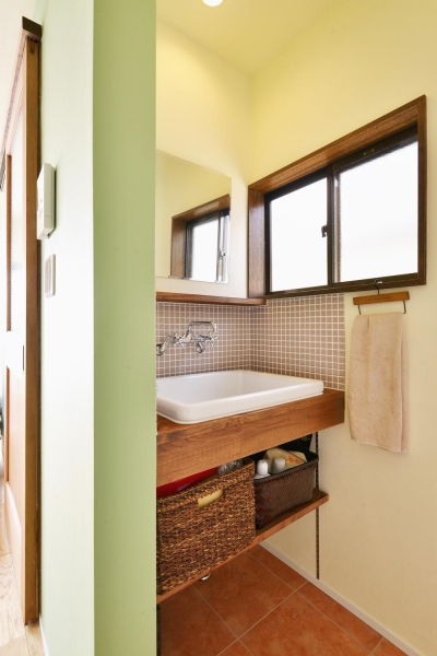 ２階 洗面スペース (a邸・リビングをベストポジションにして、すがすがしく、片付けやすく・・・。)