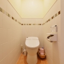 a邸・リビングをベストポジションにして、すがすがしく、片付けやすく・・・。の写真 ２階トイレ