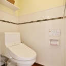 a邸・リビングをベストポジションにして、すがすがしく、片付けやすく・・・。の写真 １階 トイレ