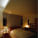 小川町の家の写真 ライトの影で素敵な寝室に