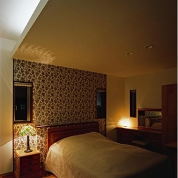 小川町の家 (ライトの影で素敵な寝室に)