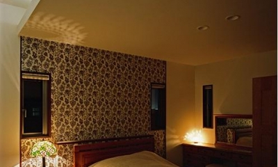 小川町の家 (ライトの影で素敵な寝室に)
