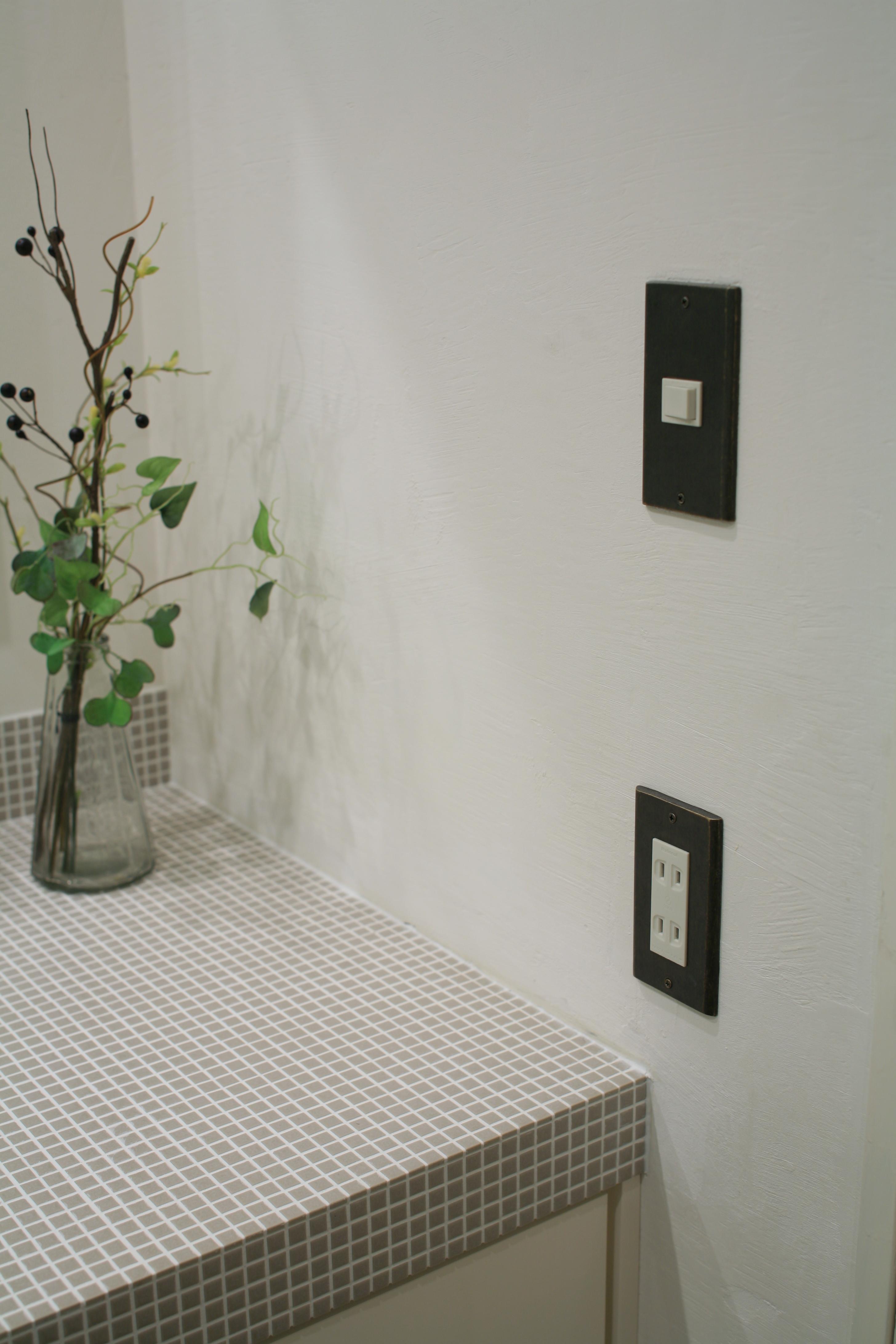 バス/トイレ事例：漆喰の壁に映える黒いスイッチカバー（O邸）