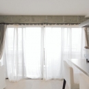 shabby modern　「ブリックタイルと格子」の写真 光と風を効果的に取り込むカーテン