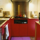 寺尾西の家の写真 赤いL型キッチン
