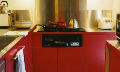 赤いL型キッチン｜寺尾西の家
