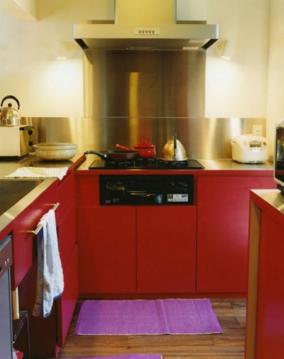赤いL型キッチン (寺尾西の家)