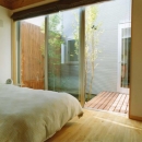 大塚新町の家の写真 テラスとの繋がりのある寝室