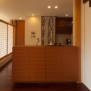 ゴトオリの家の写真 オーダーキッチンの前面収納はスッキリとしたデザインです。