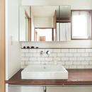 造作本棚のある家：『江古田の戸建リノベーション』の写真 サブウェイタイル風の洗面室