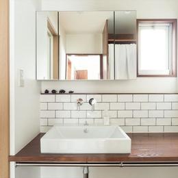 造作本棚のある家：『江古田の戸建リノベーション』-サブウェイタイル風の洗面室