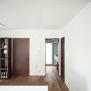 造作本棚のある家：『江古田の戸建リノベーション』の写真 ダイニングからキッチンを見る