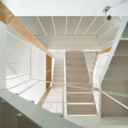 上大崎の家 (各スペースを繋ぐ階段を見上げる)