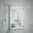 桜新町の家の写真 グレーのタイル張りシャワールーム・トイレ