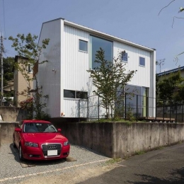 生駒の家 (庭と駐車スペースと外観)