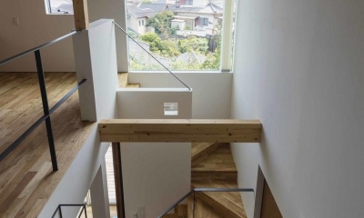 生駒の家 (2階廊下から見下ろす)