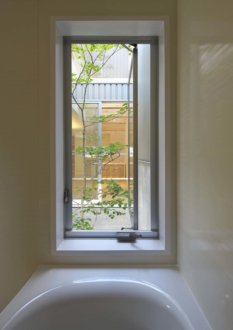 バス/トイレ事例：中庭を浴窓からを眺望できるバスルーム（阿倍野の家）