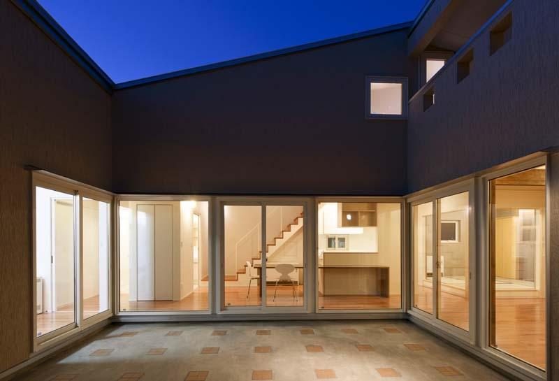 2枚目 コの字プランの建物外観 夜景 田向の家 外観事例 Suvaco スバコ