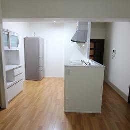 ロフトで生活スペースを確保するマンション (キッチン)