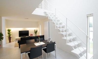 白いオープン型階段｜Mハウス　施工例1