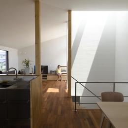 柿の木台Ｍ邸－天窓付き階段を中央に配する２階リビングの家－ (リビング)