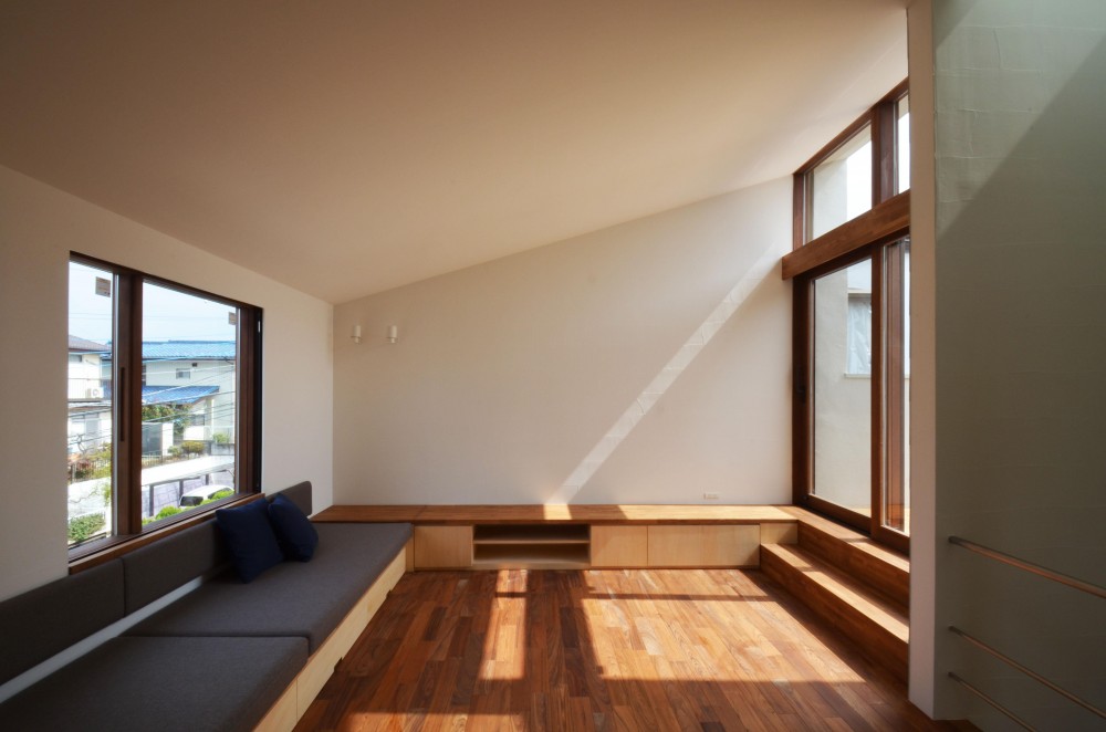 デイベッド (柿の木台Ｍ邸－天窓付き階段を中央に配する２階リビングの家－)