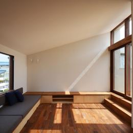 柿の木台Ｍ邸－天窓付き階段を中央に配する２階リビングの家－ (デイベッド)