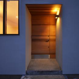 柿の木台Ｍ邸－天窓付き階段を中央に配する２階リビングの家－ (玄関)
