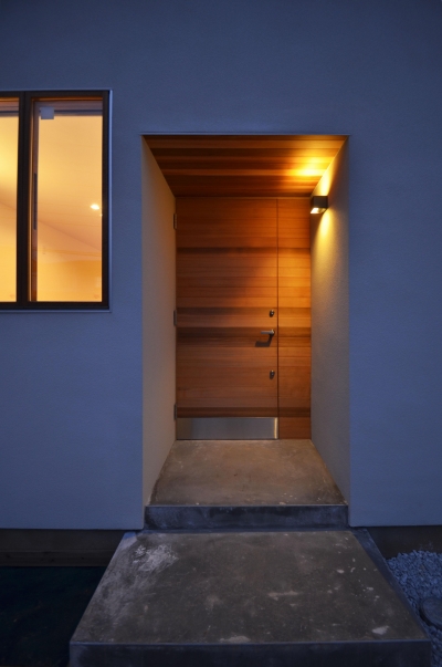 玄関 (柿の木台Ｍ邸－天窓付き階段を中央に配する２階リビングの家－)