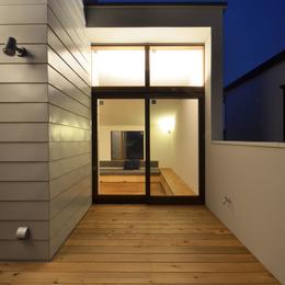 柿の木台Ｍ邸－天窓付き階段を中央に配する２階リビングの家－ (デッキ夜景)