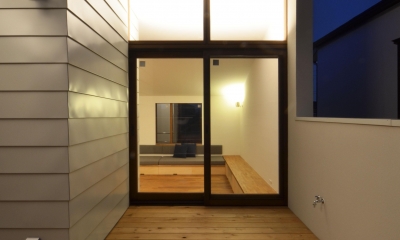 柿の木台Ｍ邸－天窓付き階段を中央に配する２階リビングの家－ (デッキ夜景)