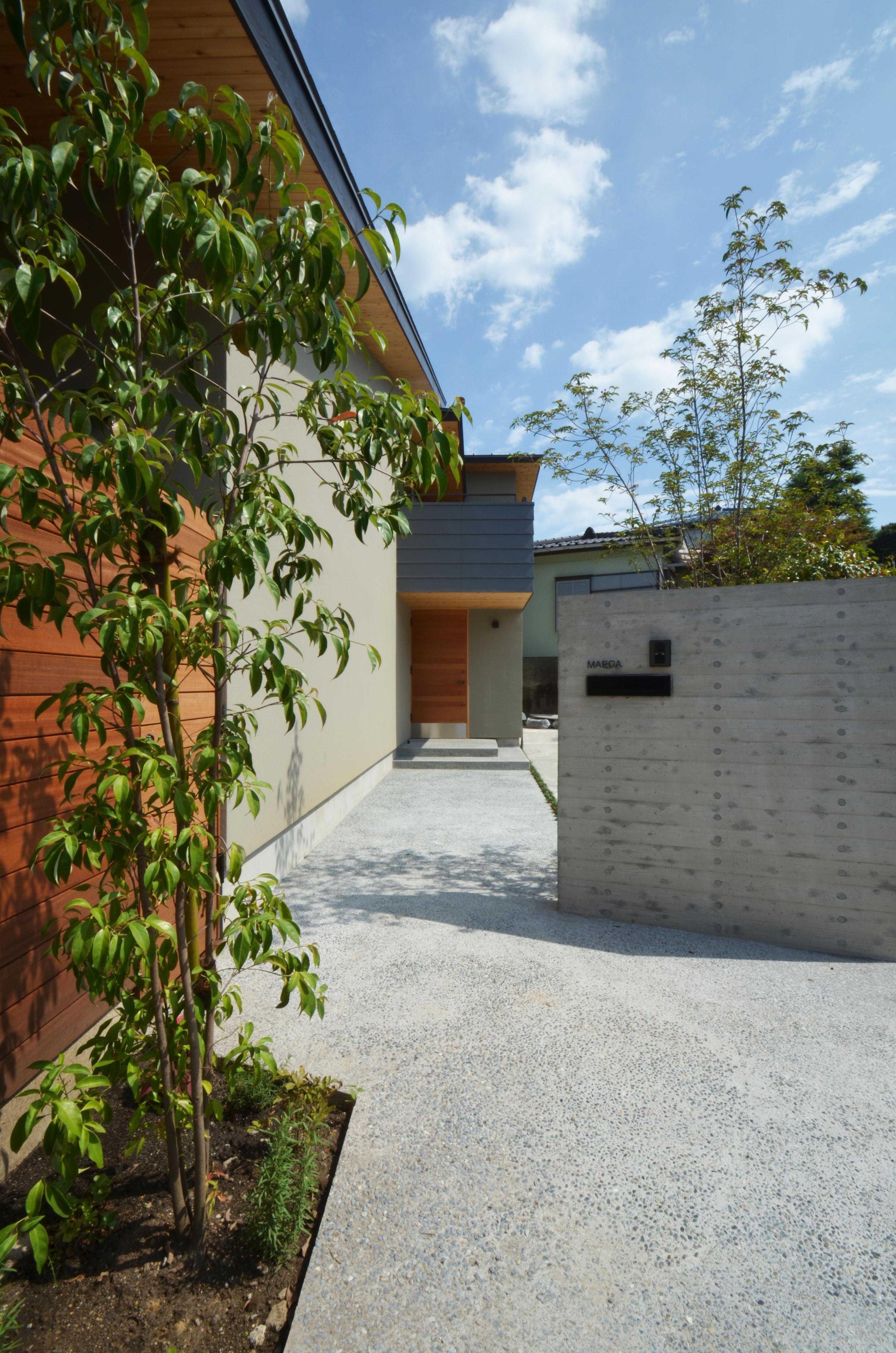 アウトドア事例：玄関へのアプローチ（元石川町Ｍ邸－おおらかな片流れ屋根の下から望む眺めの家－）