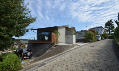 元石川町Ｍ邸－おおらかな片流れ屋根の下から望む眺めの家－ (全景)