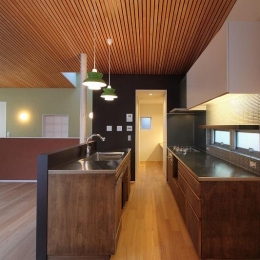天蓋のある家『内・外を覆う格子天井』-対面キッチン