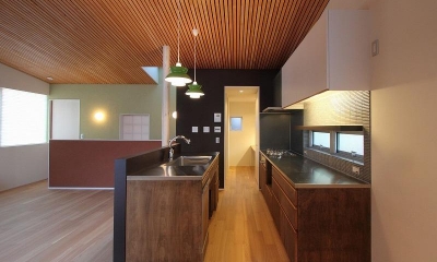 対面キッチン｜天蓋のある家『内・外を覆う格子天井』