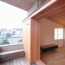 天蓋のある家『内・外を覆う格子天井』の写真 半屋外のベランダ