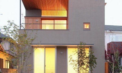 植栽のあるコンパクトな外観｜天蓋のある家『内・外を覆う格子天井』
