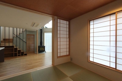 リビングと繋がる琉球畳を敷いた和室 (笹谷の家『北陸の雪に耐える』)
