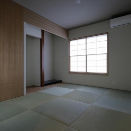 Yokono ARK 『３つの中庭をもつ家』 (琉球畳を敷き詰めた和室)