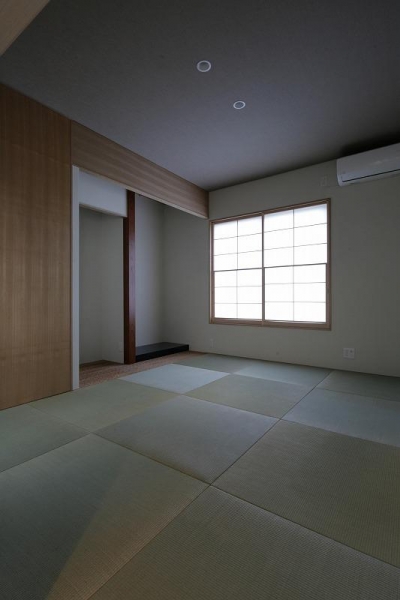 琉球畳を敷き詰めた和室 (Yokono ARK 『３つの中庭をもつ家』)