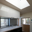 Yokono ARK 『３つの中庭をもつ家』の写真 トップライトから光が降り注ぐキッチン