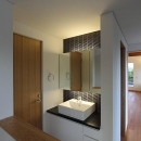 Yokono ARK 『３つの中庭をもつ家』の写真 2階手洗い場