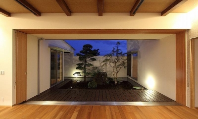 Yokono ARK 『３つの中庭をもつ家』 (中庭を望めるテラス)