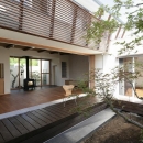 Yokono ARK 『３つの中庭をもつ家』の写真 中庭から見た建物外観と内部