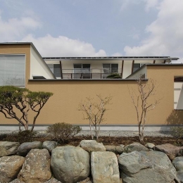 Yokono ARK 『３つの中庭をもつ家』 (中庭を囲む外観)