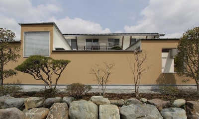 Yokono ARK 『３つの中庭をもつ家』 (中庭を囲む外観)