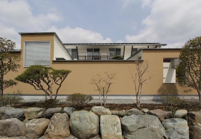 中庭を囲む外観 (Yokono ARK 『３つの中庭をもつ家』)