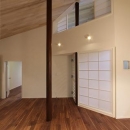 桜台の呼吸する家　『吹抜けのある戸建てのリノベーション』の写真 吹き抜けと丸い柱のあるLDK 3